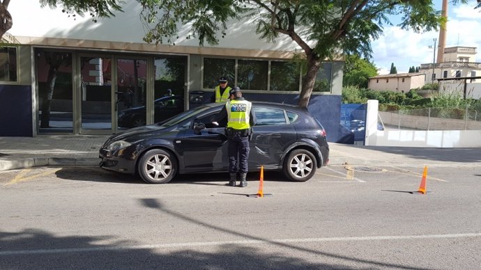 Control de policías locales a vehículos 