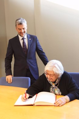 Marysa Navarra firmando en la UPNA.