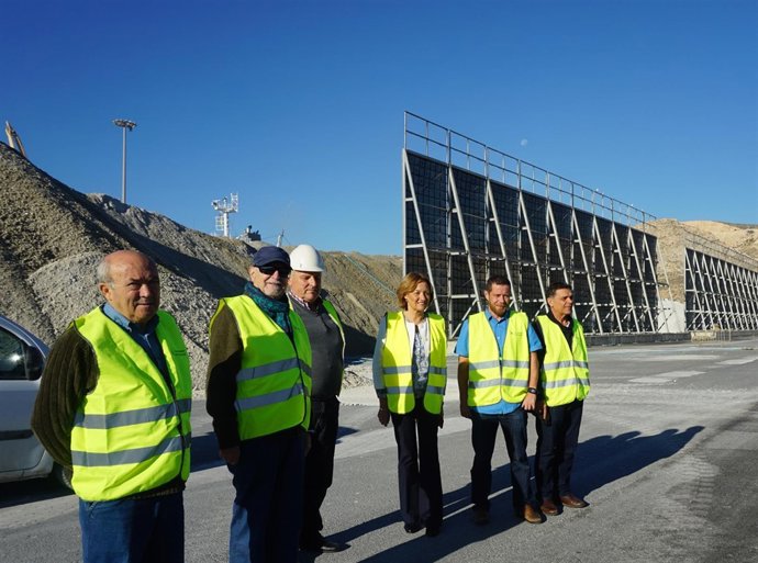 Vecinos visitan junto a la presidenta de la APA las pantallas atrapa-polvo