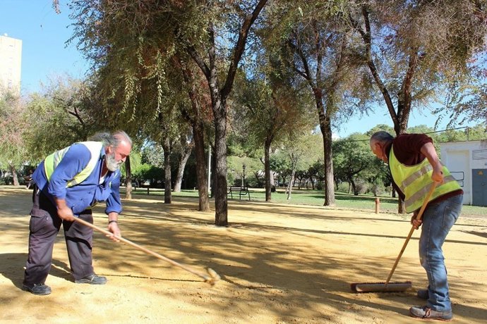 Tareas de mejora en el parque Amate.