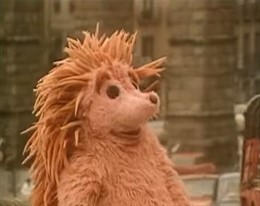 Espinete en la cabecera de 'Barrio Sésamo'