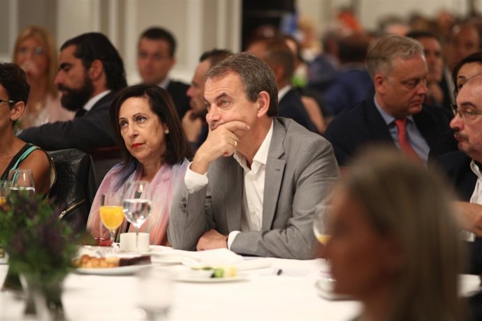 Margarita Robles y Zapatero en el desayuno de Europa Press con Sánchez