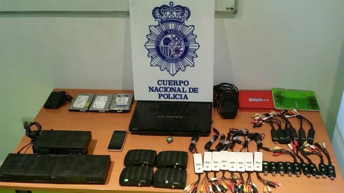 Incautación de la policía nacional de 7 detenidos por retransmitir ilegalmente