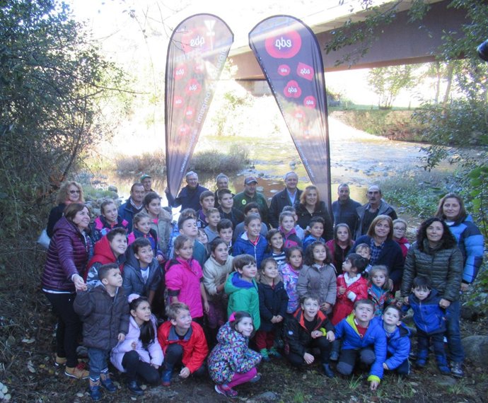 Alumnos del Alto Nalón sueltan 5.000 truchas  en El Condado                