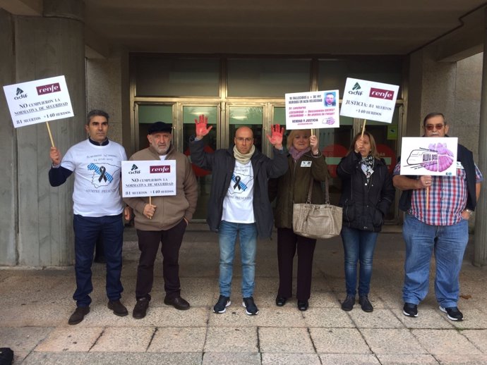 Integrantes de la plataforma de víctimas del Alvia, este martes en Santiago