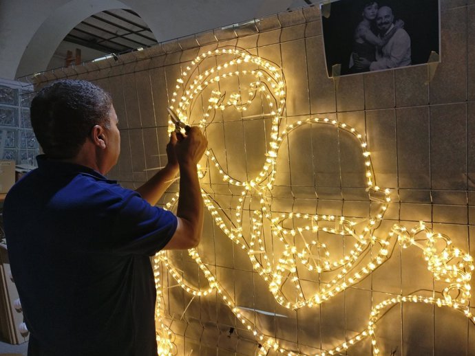 Luces de Navidad con el perfil de vecinos y comerciantes del Raval