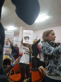 Carmena es recibida con gritos de 'Galileo reversión', contrarrestados por otros de 'Madrid no se para'