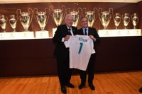 El presidente de Israel visita el Santiago Bernabéu y posa junto a las doce Champions con una camiseta del Real Madrid