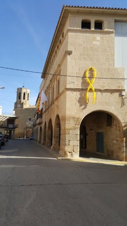 L'Ajuntament de Linyola penja un llaç groc per la llibertat de presos