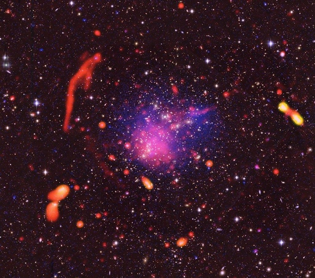 Cúmulos de galaxias chocan entre sí a 4.000 millones de