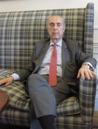 Luis Alberto de Cuenca ve las 'Coplas a la muerte de su padre' como el poema "más importante"