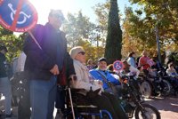 Personas con discapacidad física reivindican en el parque de Marxalenes (Valencia) que se cumpla la ley de accesibilidad