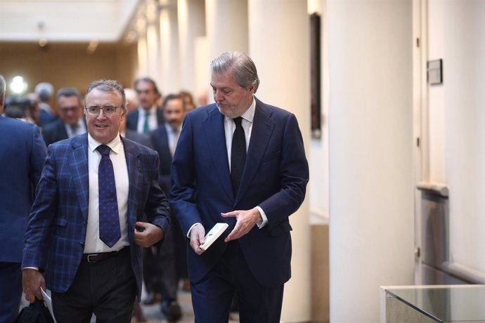 Iñigo Méndez de Vigo en los pasillos del Senado