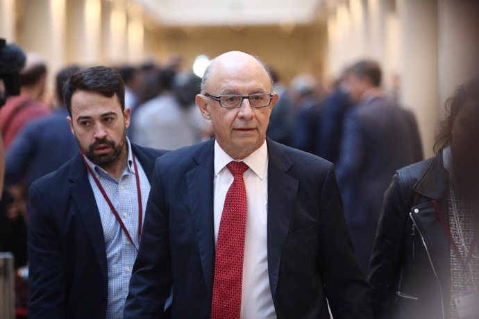 Cristóbal Montoro en los pasillos del Senado