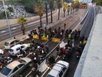 Los piquetes provocan cortes en una treintena de carreteras catalanas por la huelga