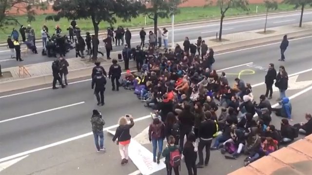 Cort en la Ronda Litoral per la vaga general del 8 de novembre