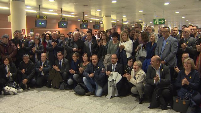 Alcaldes viajan a Bruselas para apoyar al Govern cesado