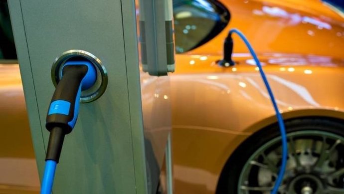 Foto recurso vehículo con carga eléctrica