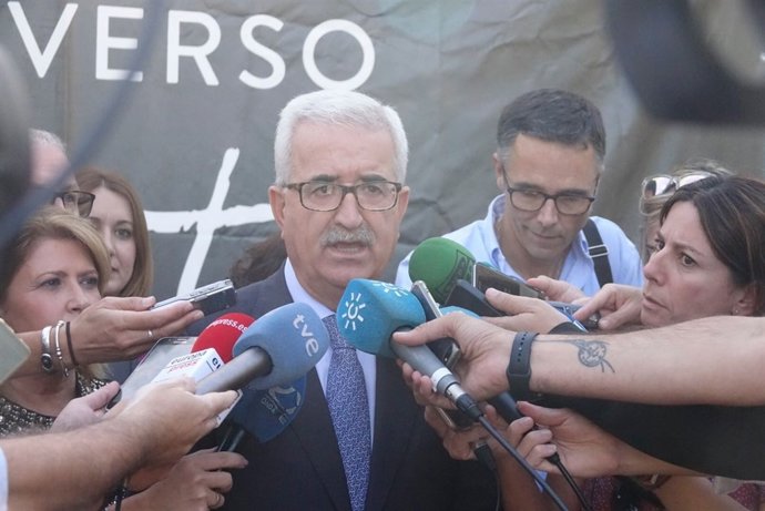 El vicepresidente de la Junta, Manuel Jiménez Barrios, en atención a los medios