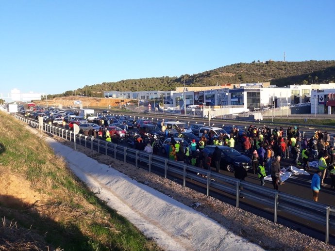 Corte en la C-32 por la huelga en Catalunya