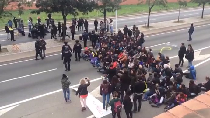 Corte en la Ronda Litoral por la huelga general del 8 de noviembre