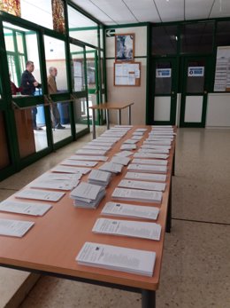 Mesa con las papeletas del 25 de septiembre en un colegio electoral