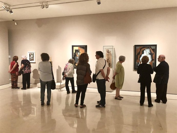 Público visitante la exposición sobre cubismo en Museo Thyssen