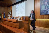 Vara anima a los jóvenes universitarios a "no ponerse límites" a la hora de adquirir capacidades y formación