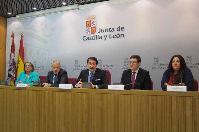 Suárez-Quiñones con los miembros de la Mesa de vivienda