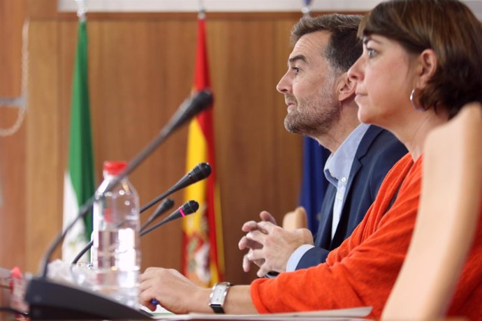 El portavos y la portavoz adjunta de IULV-CA, Antonio Maíllo y Elena Cortés