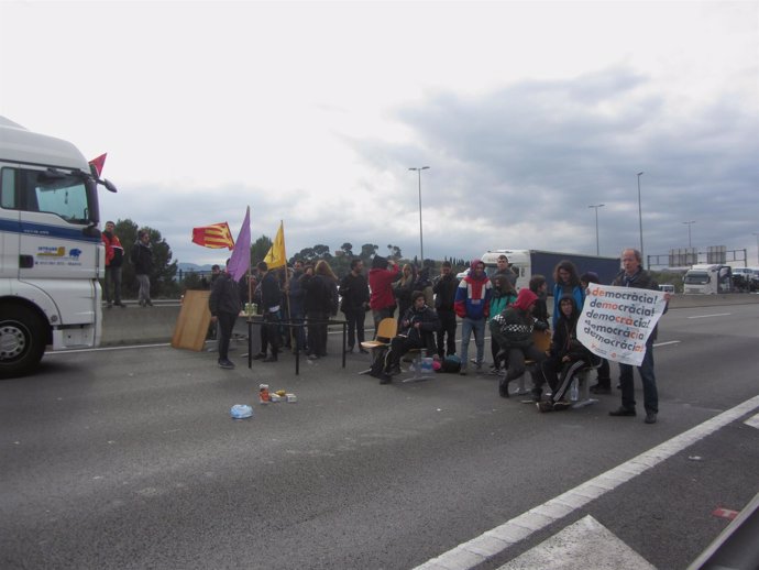 Estudiantes cortan la autopista AP-7 en Cerdanyola del Vallès