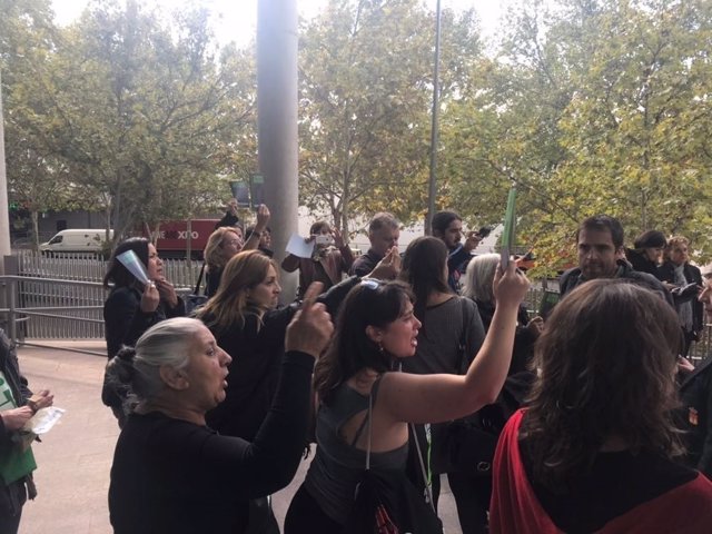 Activistas de la PAH en la Asamblea de Madrid