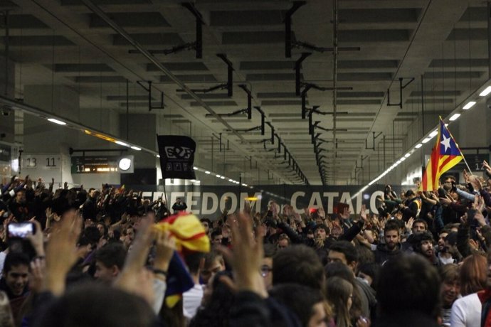 Manifestantes irrumpen en las vías del AVE en Girona
