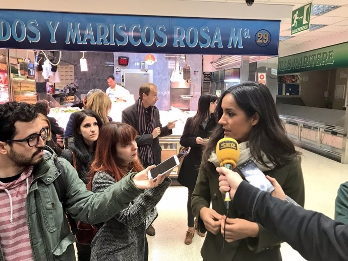Villacís atendiendo a los medios en el Mercado de Ibiza