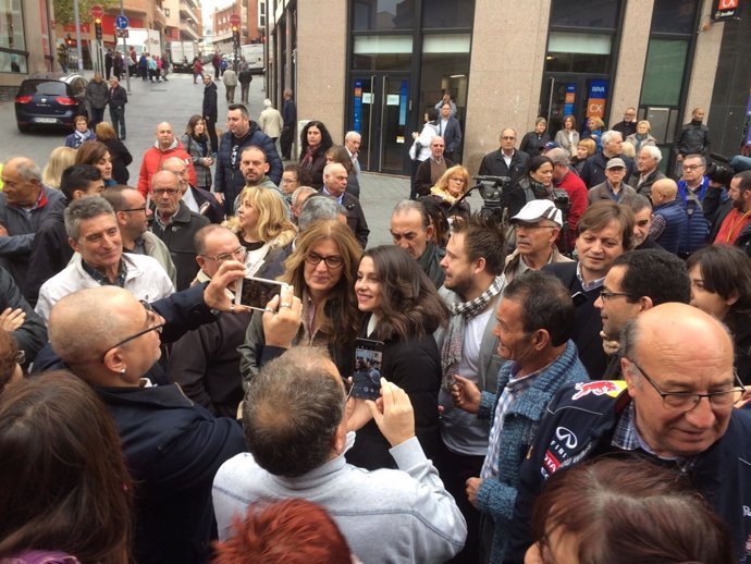 Inés Arrimadas (Cs) se fotografía con vecinos de Santa Coloma de Gramenet