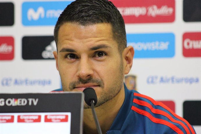 Vitolo en rueda de prensa con la selección