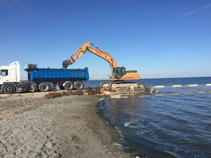 Retirada del último espigón en Los Urrutias