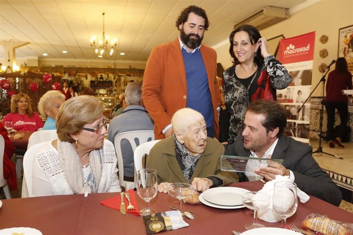 Entrega de la distinción.