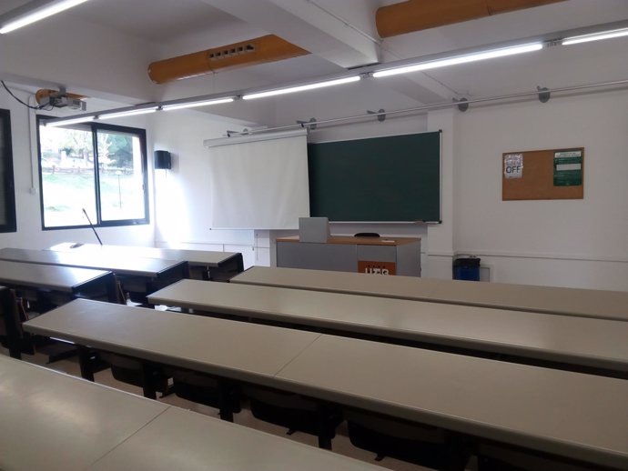 Una aula vacía de la Facultad de Comunicación de la UAB 
