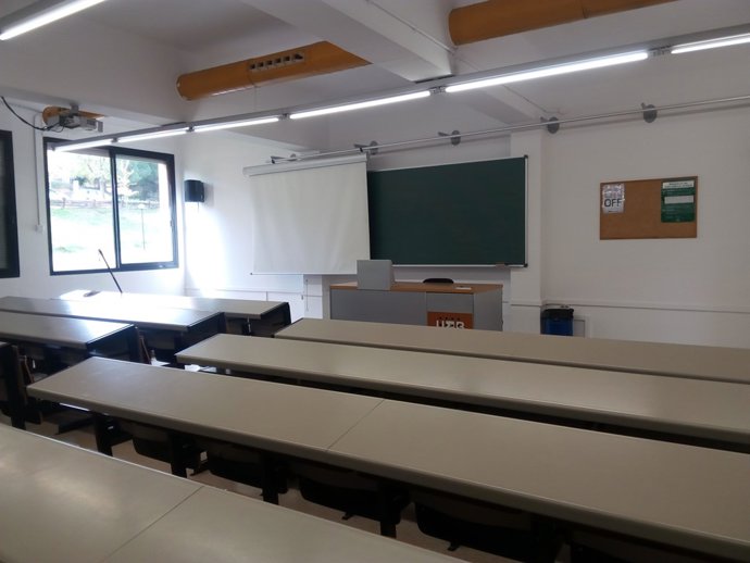 Una aula buida de la Facultat de Comunicació de la UAB 