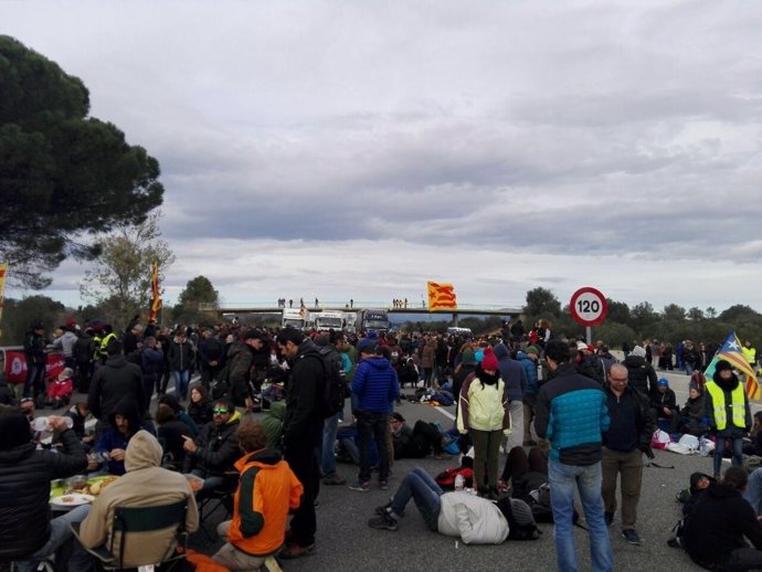 Corte de tráfico en Girona por la huelga del 8 de noviembre
