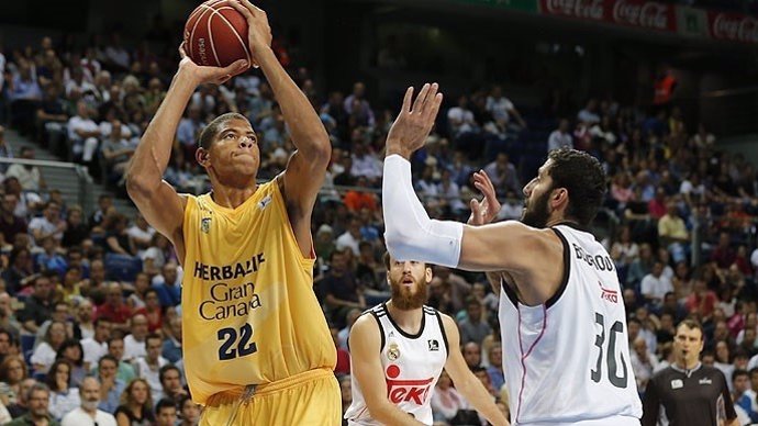 Walter Tavares e Ioannis Bourousis