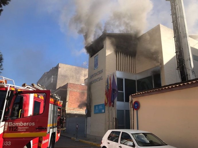 Incendio en un edificio de la Diputación en Rojales (Alicante)