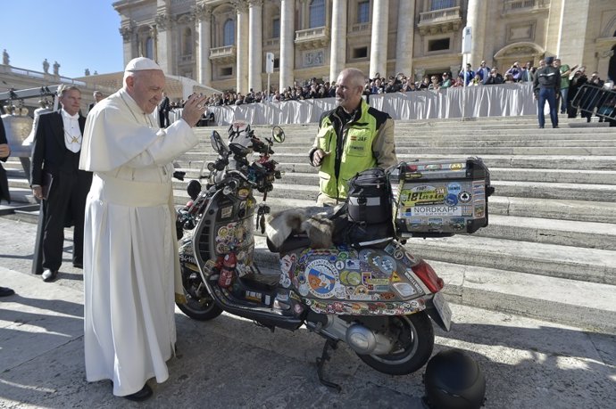 El Papa Francisco Bendice La Vespa Con La Que José Antonio Fernández Recorrerá E