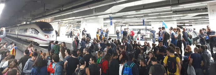 Estudiants tallen les vies de l'AVE a l'estació de Sants durant la vaga