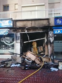 Un incendio en un taller de reparación de calzado en Benidorm (Alicante) afecta a tres inmuebles