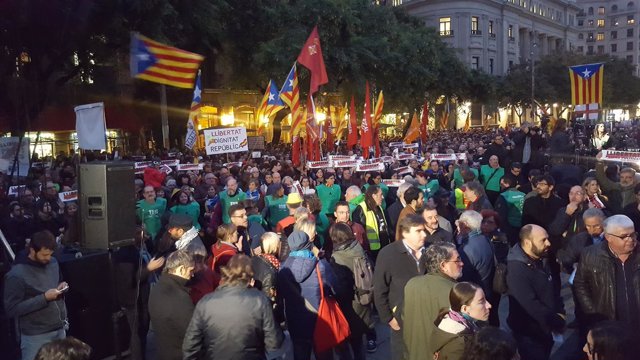 Miles de personas se concentran en la plaza de la Catedral de Barcelona