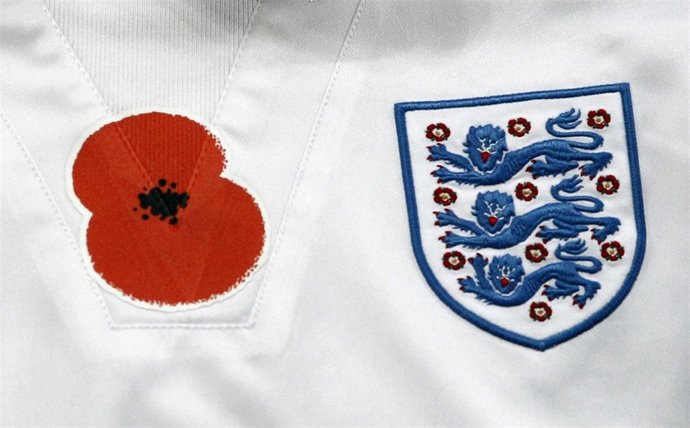 Camiseta de la selección de Inglaterra con una amapola en recuerdo a las víct
