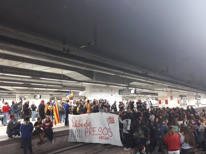 Estudiantes cortan las vías de la Estación de Sants