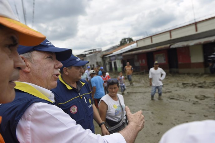Juan Manuel Santos visita Corinto, afectado por una avalancha de tierra